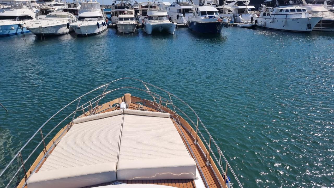 Charming Boat House In Barcelona With Big Terrace And Solarium Hotel Sant Adria de Besos Buitenkant foto